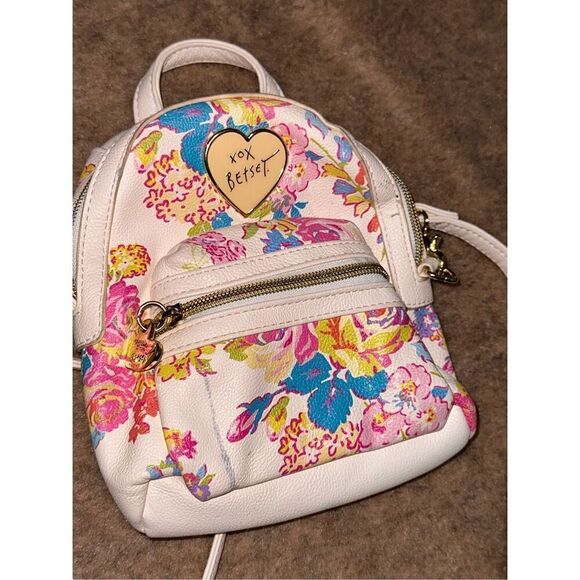 Super cute! Betsey Johnson crossbody! Pink floral print Gold tone hardware Adjus - Picture 1 of 7